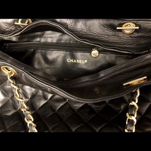 Classic quilted zip top shoulder bag gold chain.